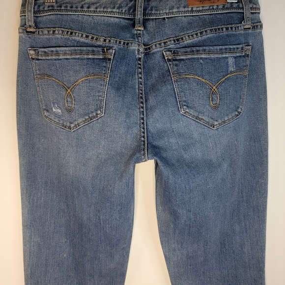 American Rag Light Wash Straight Leg Mid-Rise Distressed Jean, EUC, size 7 - Picture 4 of 8